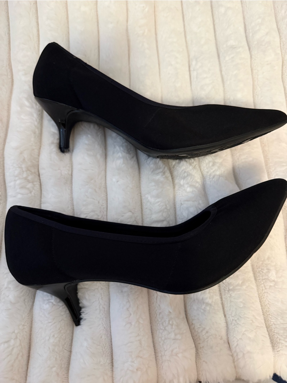 Never Worn Classic Black Pointed Toe Kitten Heels - Women's Dress Pumps